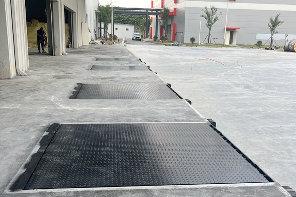蘇州市蘇容塑料製品倉(cang) 庫出貨口安裝卸貨平台